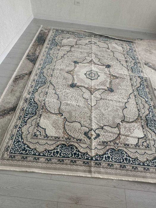 Продаю палас размером 2 на 3 метра.