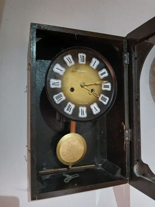 Ceas cu pendul vechi