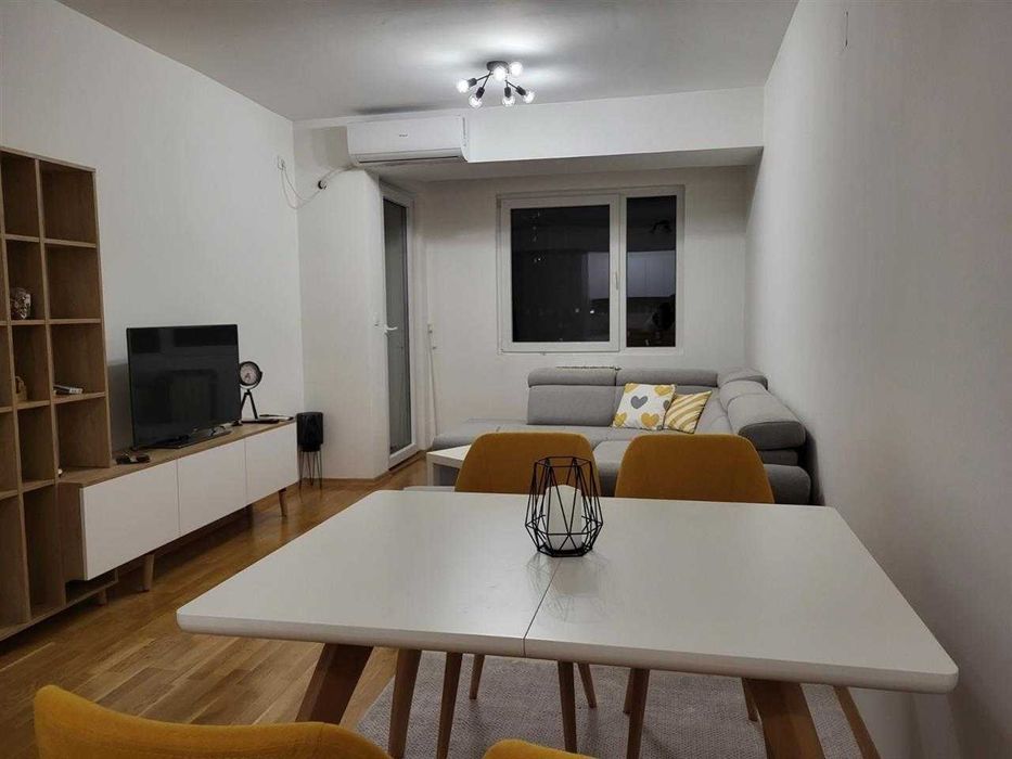 Дава се под наем Двустаен апартамент в Бургас, Център - 63 кв.м за 300.9 € - Снимка #1