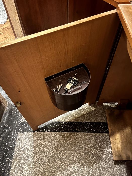 Оригинална крачна шевна машина Union в дървен шкаф