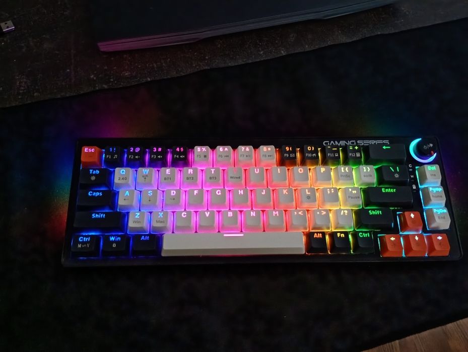 Vând laptop MSI thin 15+tastatura mecanica myria+mouse+mouse pad