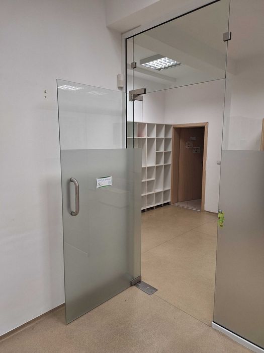 Продавам стъклени врати и преградни стъкла