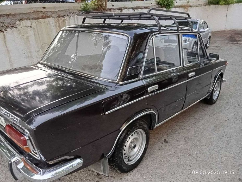 Продам ВАЗ-2103 (1 владелец с салона); топливо-бензин