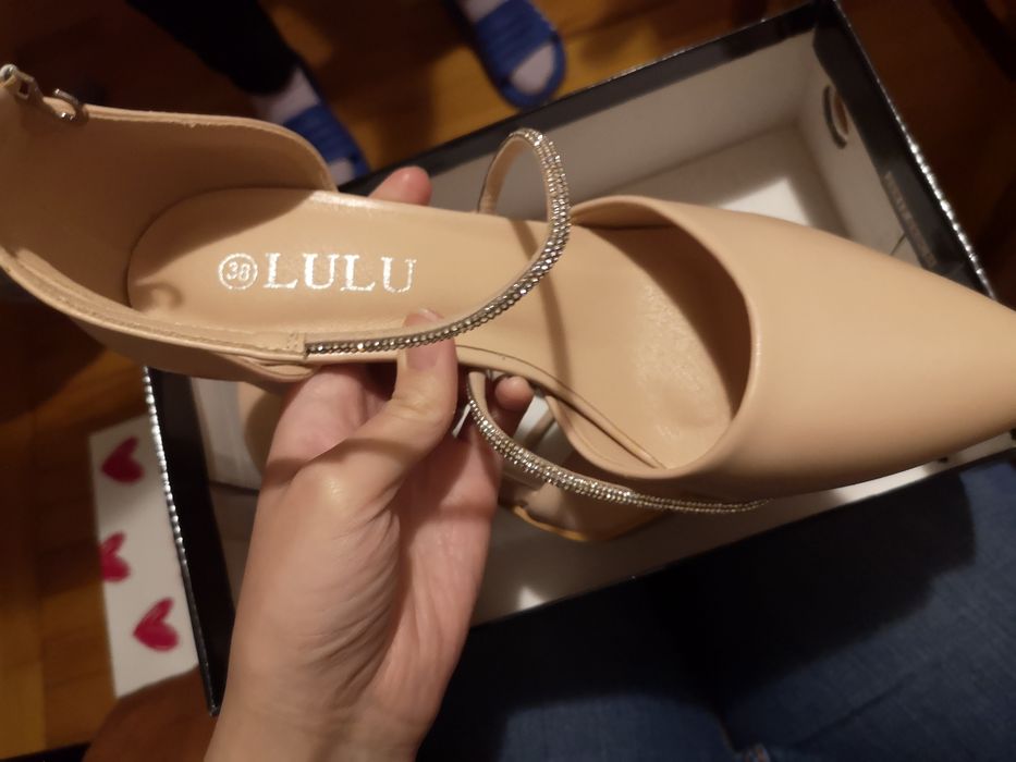Vand pantofi decupati eleganti