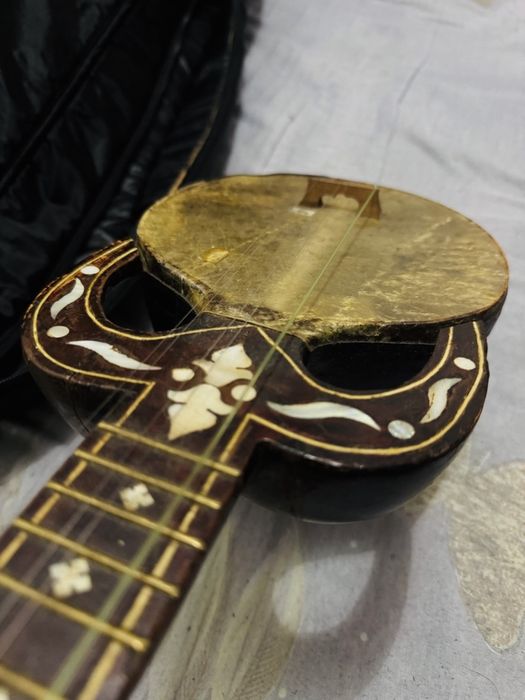 Yuqori sifatli Qashqar rubob, chalishga tayyor holatda,