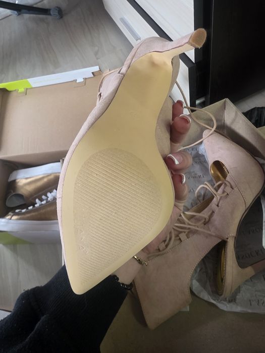 Обувки на ток с връзки