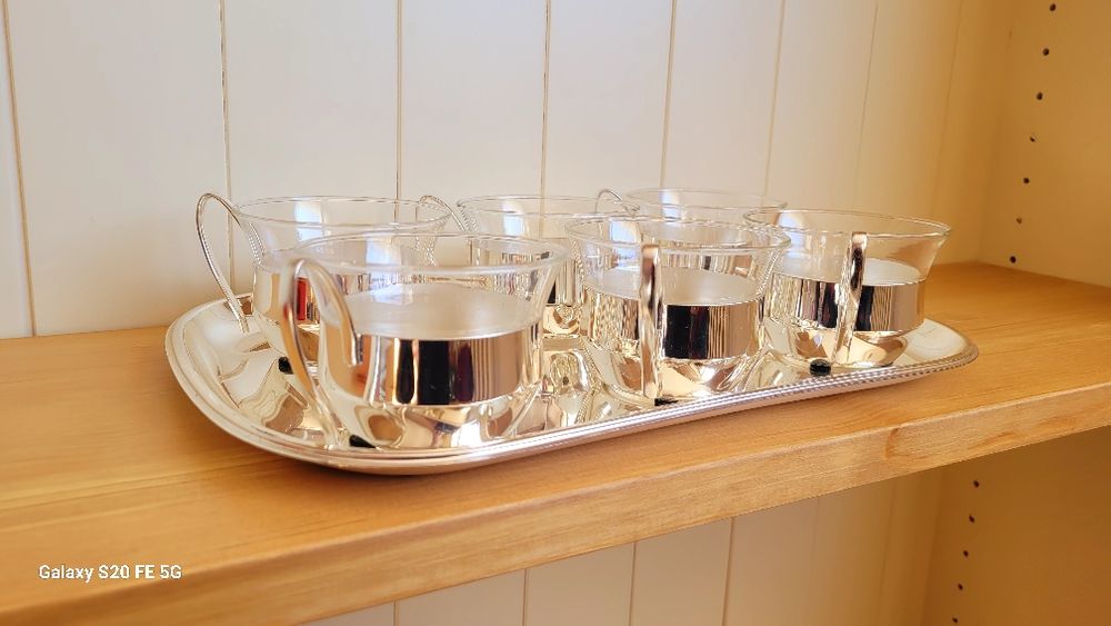 Комплект от шест чаши за кафе или чай с поднос