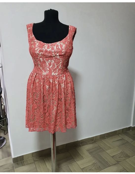 Rochie corai dantela, model baby doll, prezinta captuseala contrastanta
