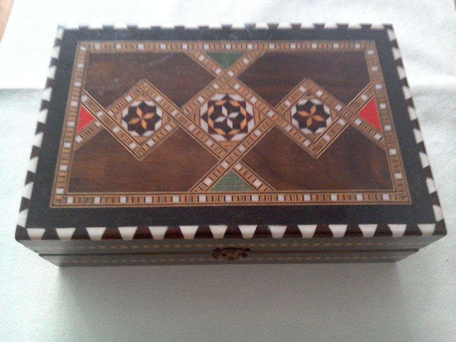 Joc șah cu toate piesele, casetă intarsii, furnir lemn exotic