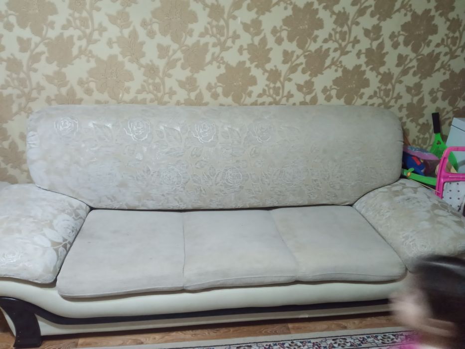 Два дивана бежевого цвета