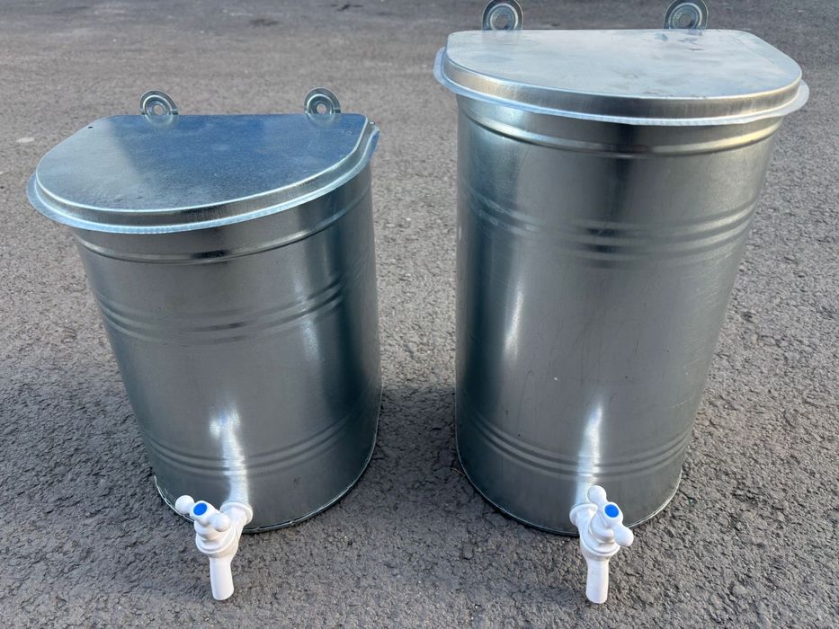 Bazin de apă din tablă zincată , cu robinet .