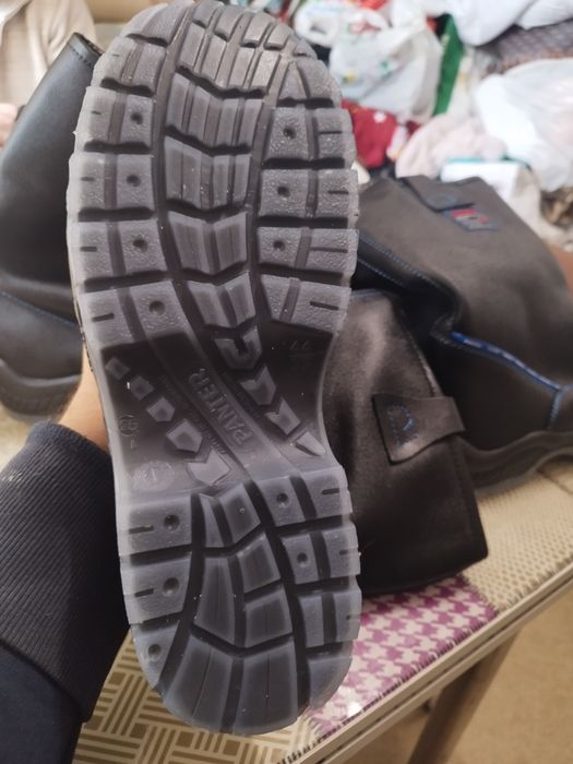 Vând cizme cu bombeu metalic