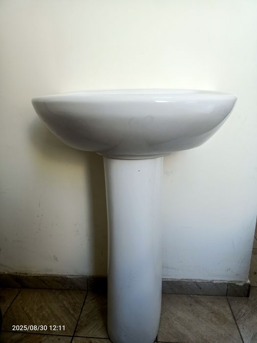 Тумба с раковиной и зеркалом