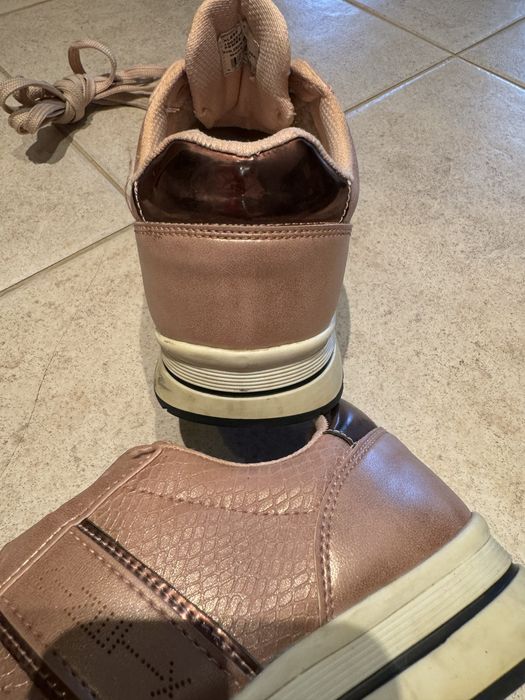 Дамски спортни обувки