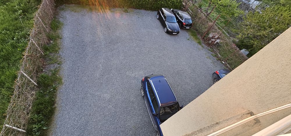 Vând Apartament  trei camere două băi trei balcoane parcare 76 utili