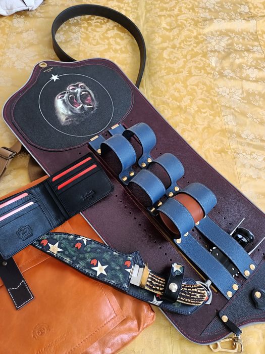 Vând curea, geanta, suport pentru sticle, toate din piele naturala.