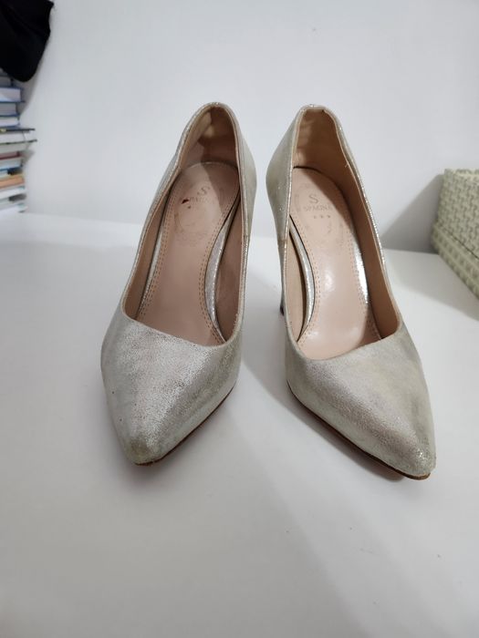 Туфли серебристые.