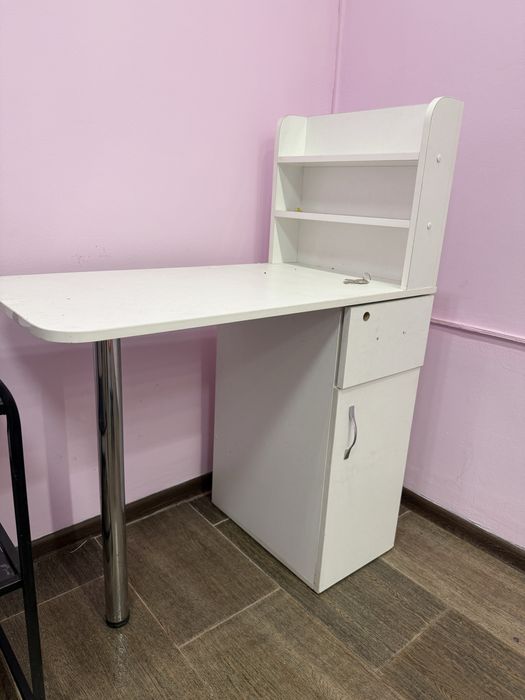 Маникюрный стол