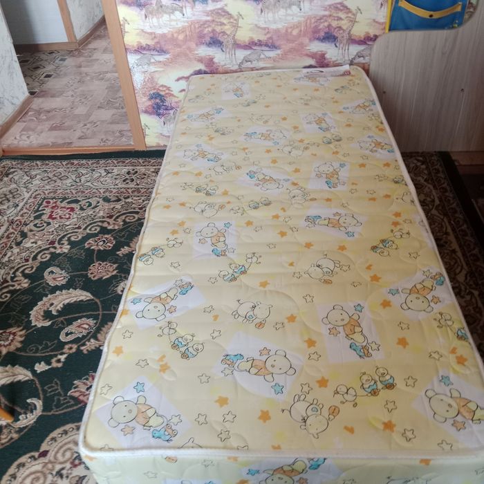 кровать с матрасом