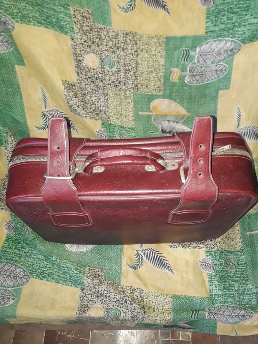 Продаётся чемодан.