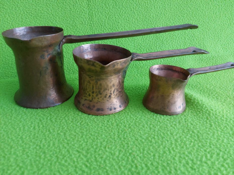 Trei vechi ibrice de cafea din bronz, cu forme și dimensiuni diferite