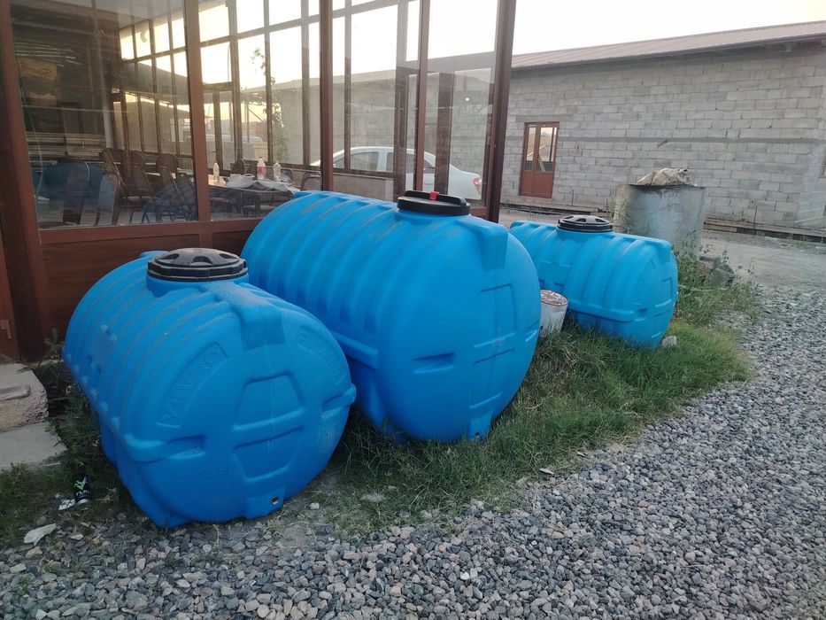 Temir va plastik bochkalar.