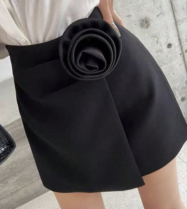 Елегантна черна мини пола с цвете