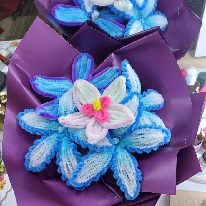 Buchet de flori din pipe cleaners