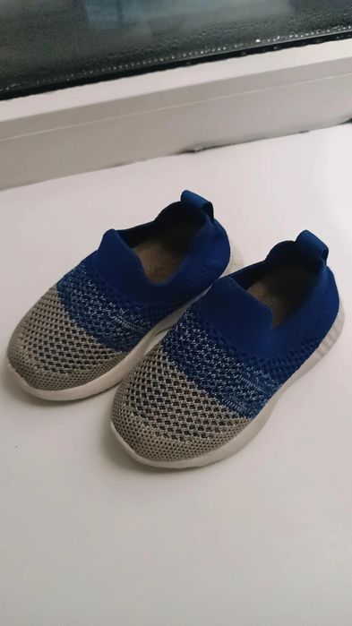 Продам детские кроссовки