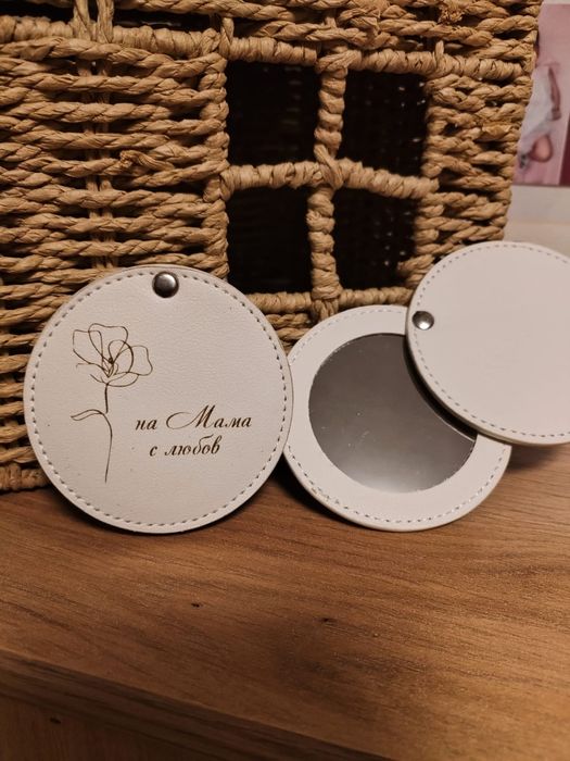 Гравирано джобно огледало и чантичка 
Два модела.  Различни цветове.