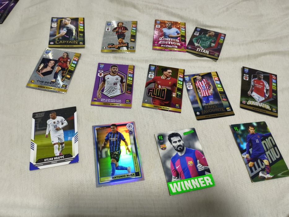 Cartonase Topps MATCH ATTAX, Panini si cutie pentru cartonase.