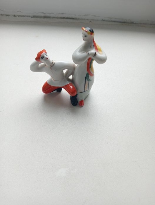 Фарфоровые статуэтки.