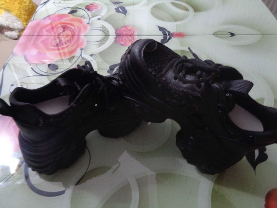 Vand adidasi cu platforma pt dame 2.