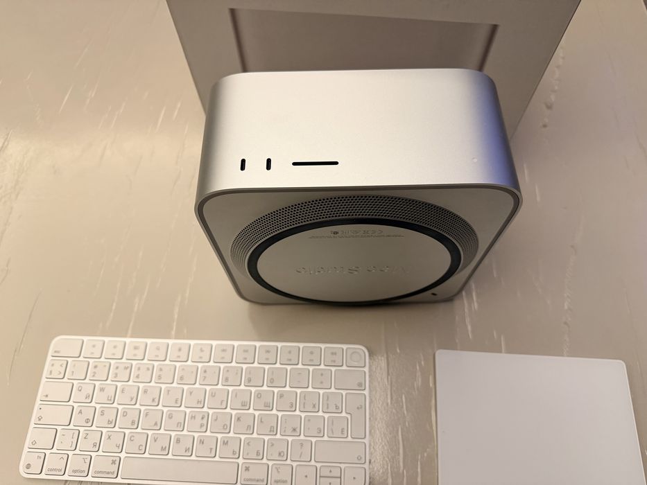 Mac Studio with Apple M2 Max chip клавиатура и мышка