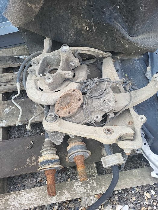 Fuzeta fata stanga-dreapta cu rulment bmw x5-f15 si x6-f16
