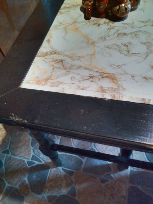 маса, канапета и столове от струговано дърво