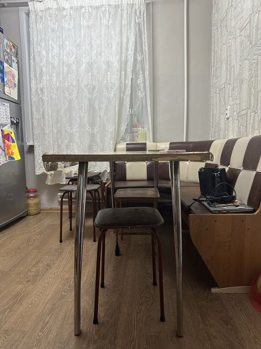 Продаю кухонный стол