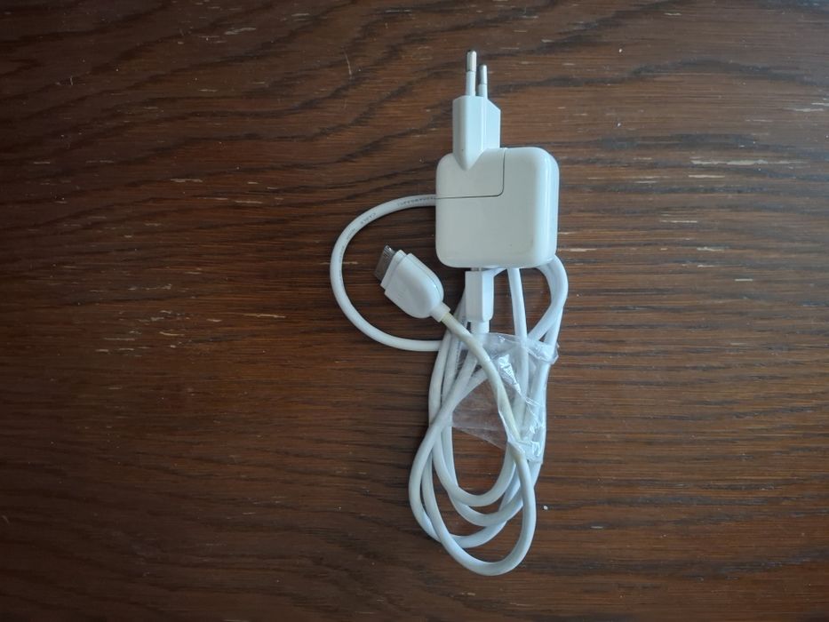 Incarcator cu cablu ptr. Iphone 4 sau tableta.