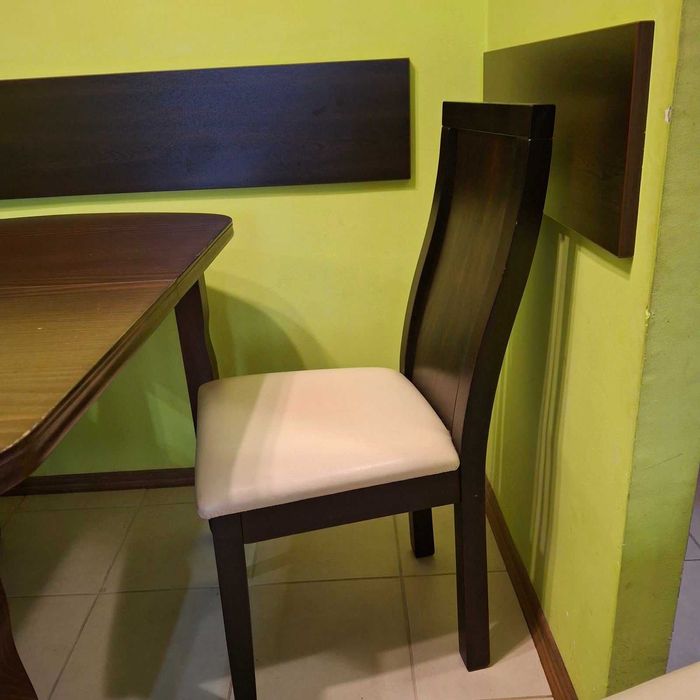 Маса и 6 стола  Масата и столовете са масивни.