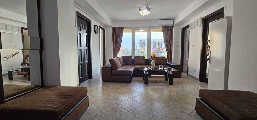 Vând Apartament  trei camere două băi trei balcoane parcare 76 utili