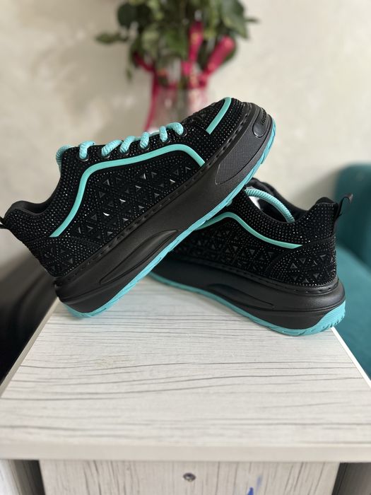 Продам кроссовки