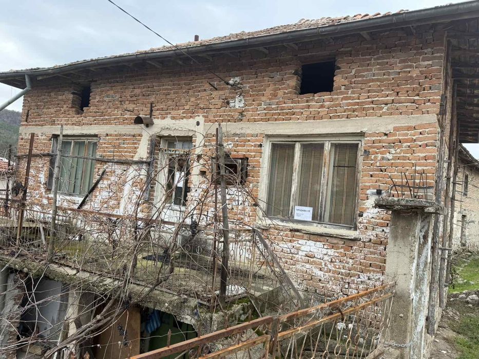 Продава се масивна двуетажна къща в с. Калиманци,  общ. Сандански