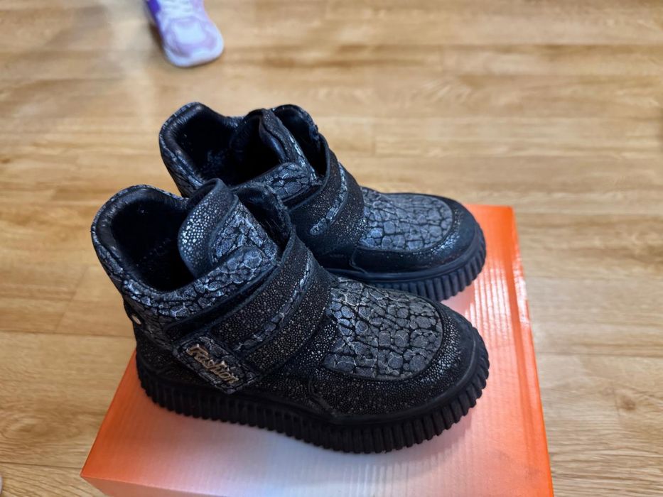 Продам осенние батинки на девочку