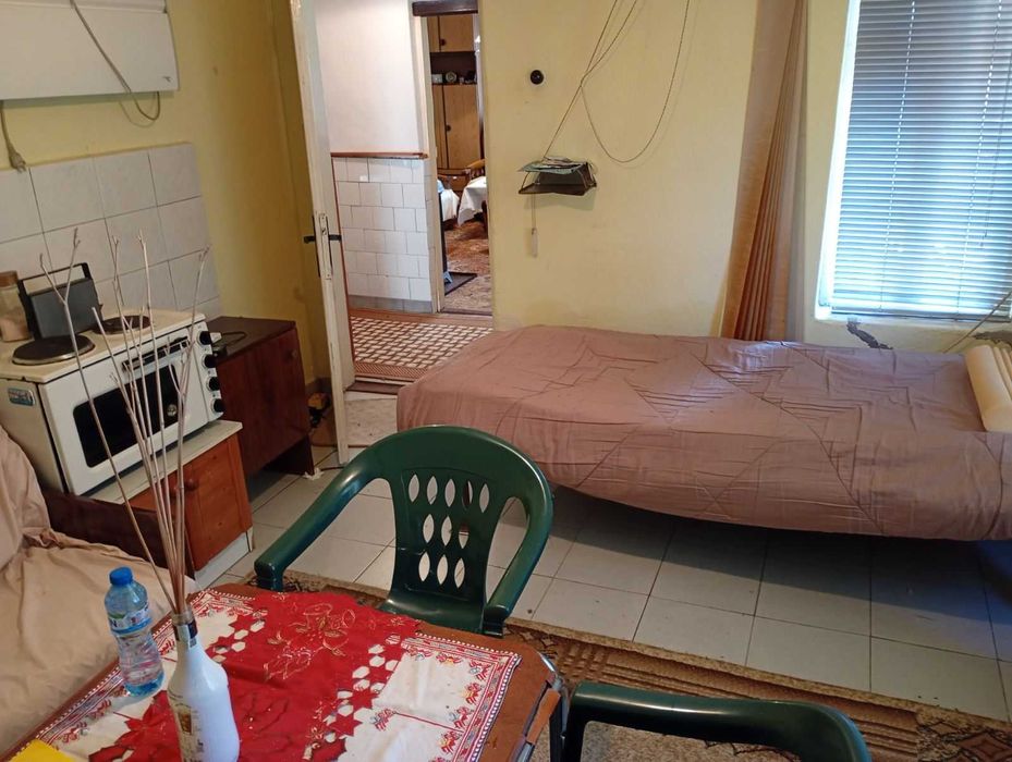 Къща с голям двор – тиха локация в екологичен регион, ток/вода, подходяща за целогодишно живеене