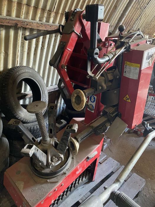 Машина за монтаж и демонтаж на автомобилни гуми