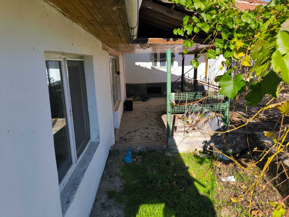 Продава се къща с двор 910 кв.м в гр. Каолиново, кв. Боймир.