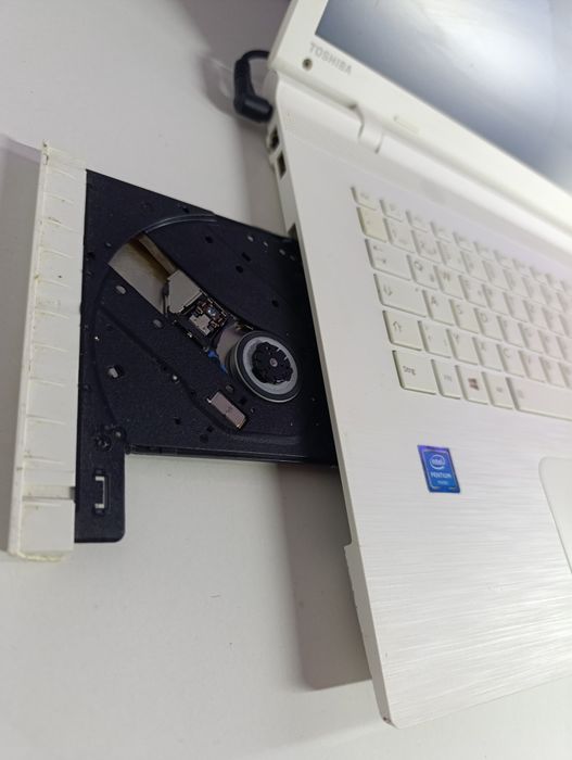 Laptop 17.3 alb Toshiba office Intel i3 cu 8gb ram