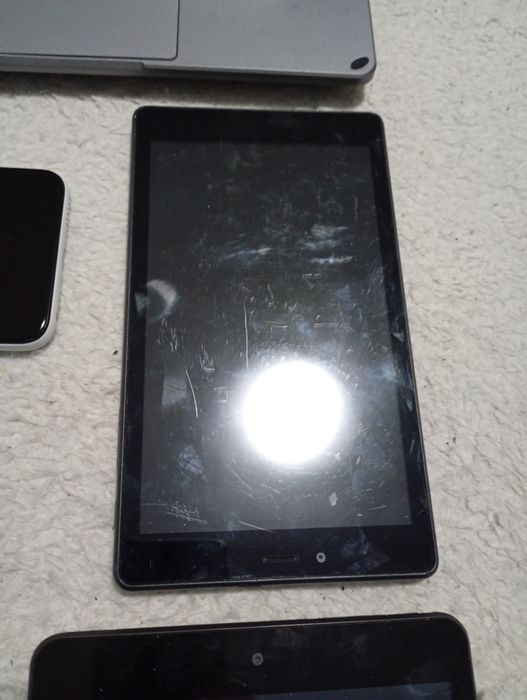 Vând 3  Tablete 1 telefon 1 notebook pentru piese