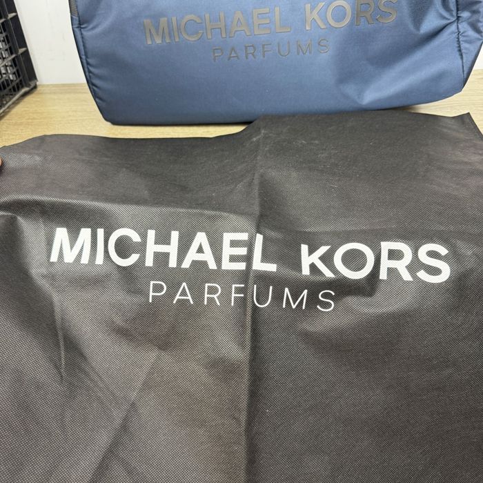 Нова пътна чанта Michael Kors Parfums – тъмносиня