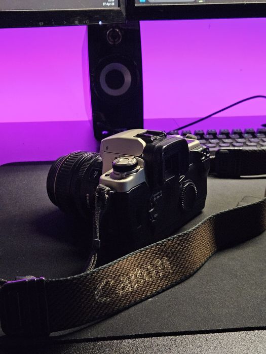 Set Canon EOS 50E + Obiectiv Canon EF 28-105mm f/3.5-4.5 USM cu flash, strap si geanti incluse